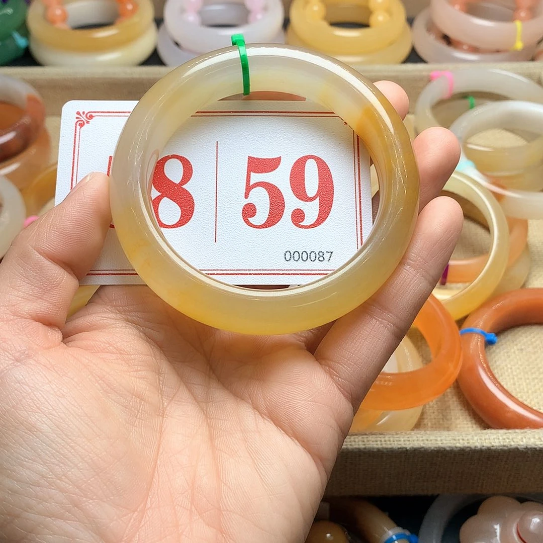 未镶嵌石英质玉（黄龙玉）手镯