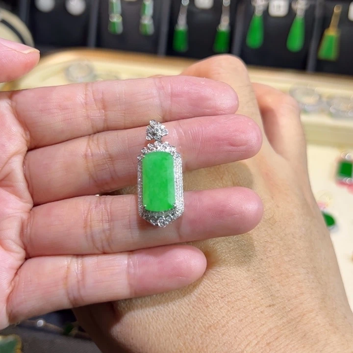 翡翠18K金镶嵌颈饰吊坠