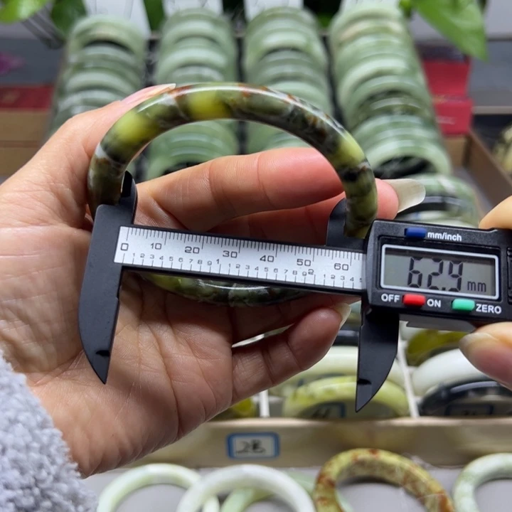 蛇纹石玉未镶嵌手镯76