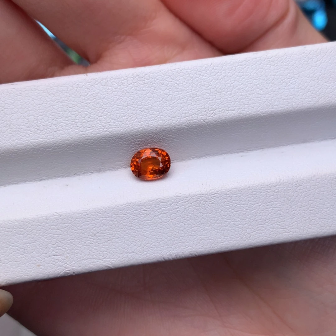 未镶嵌裸石石榴石（芬达石）1.565ct