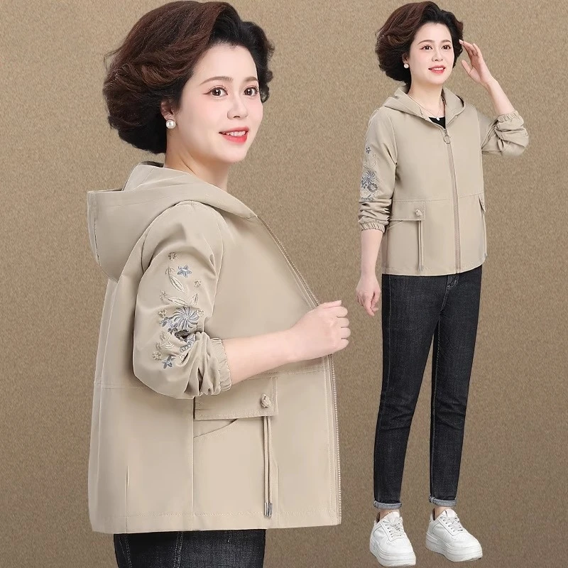 小个子妈妈春秋款外套绣花上衣连帽中老年人女春装短款风衣40岁50