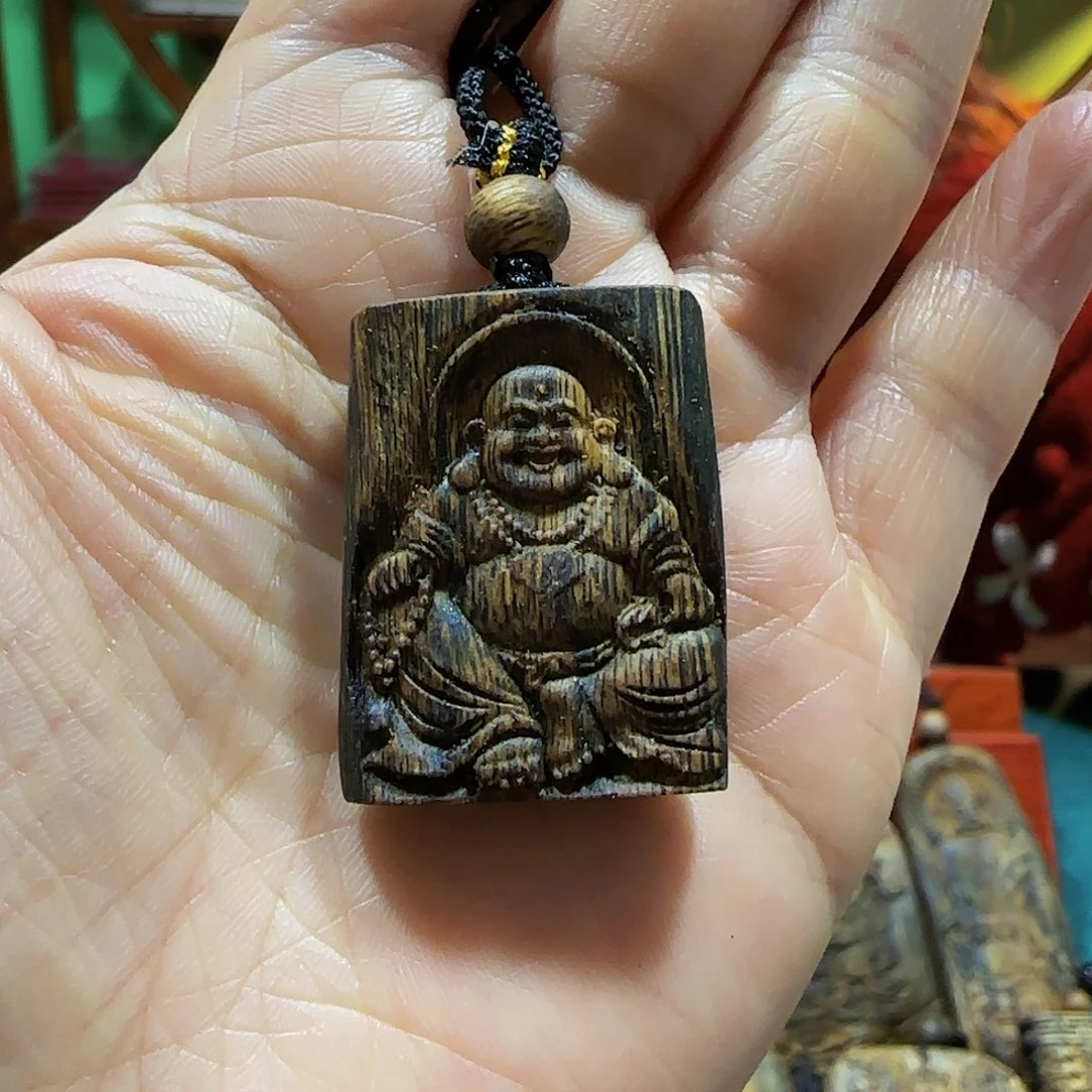 沉香吊坠海南白奇乌身老料雕刻佛公带绳7.7克