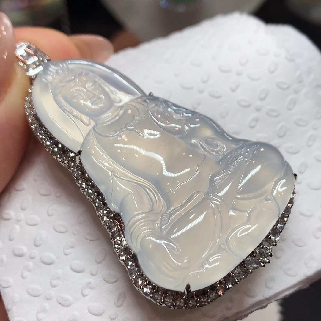 个***子翡翠18K金镶嵌颈饰