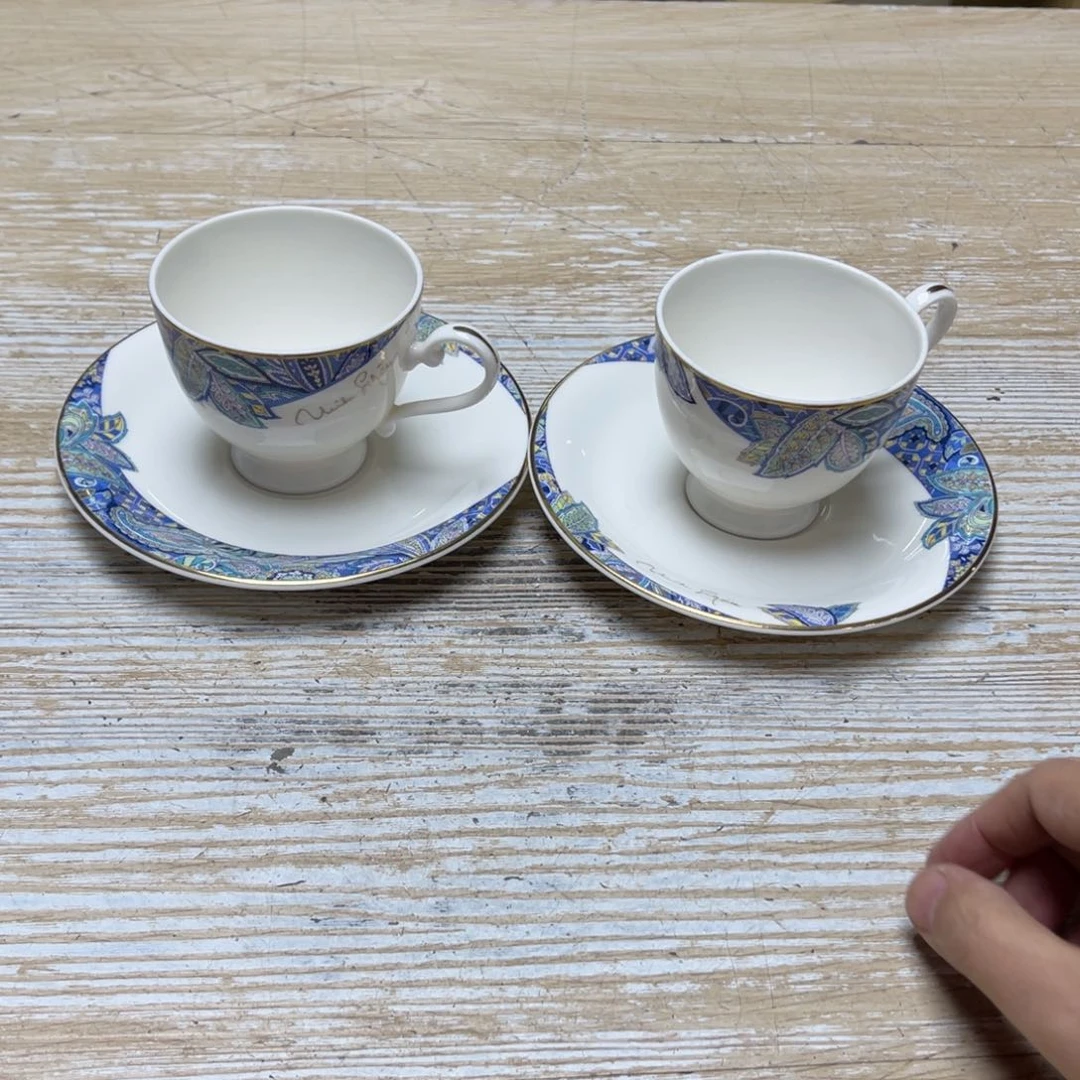 瓷片漂***朵密密麻麻地排列着一个