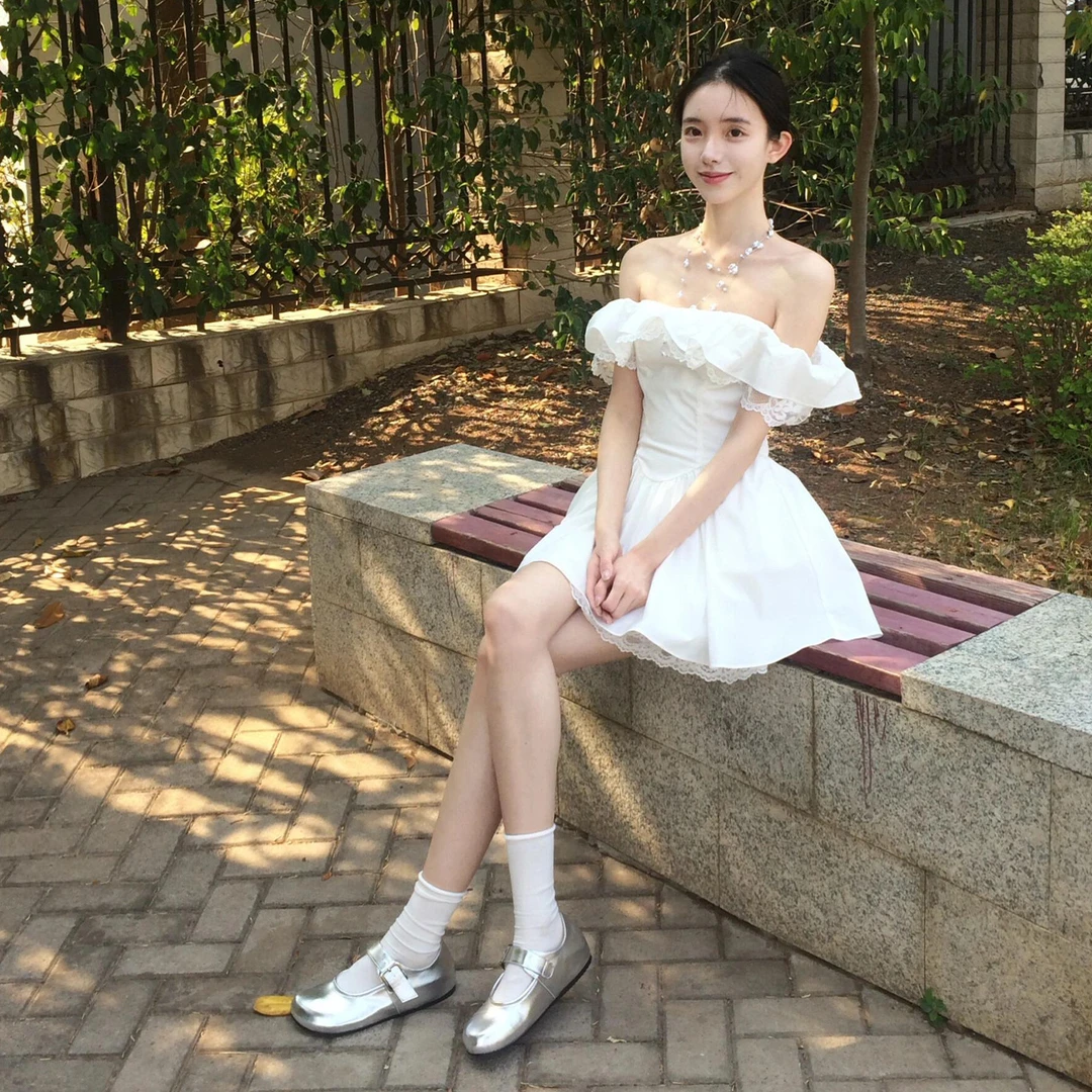 4091法式白色一字肩连衣裙子女夏2025新款蕾丝花边设计感绝美短裙