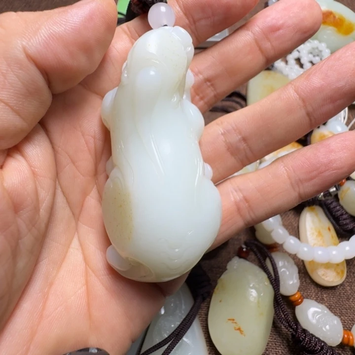 青***登和田玉未镶嵌颈饰