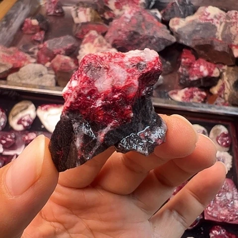 草***鹰天然辰砂天然原矿朱砂毛料