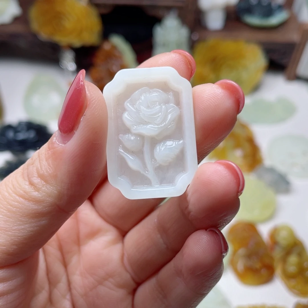 蛇纹石玉颈饰未镶嵌