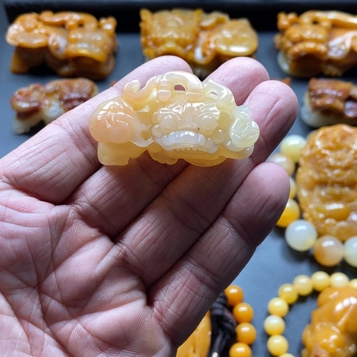 石英质玉（黄龙玉）未镶嵌颈饰