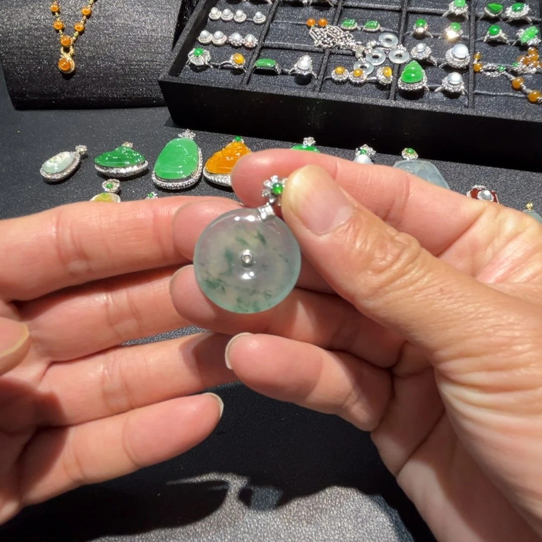 翡翠18K金镶嵌颈饰缅甸翡翠