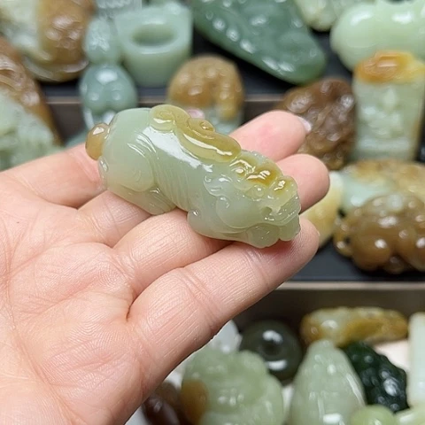 颈饰未镶嵌和田玉舍*