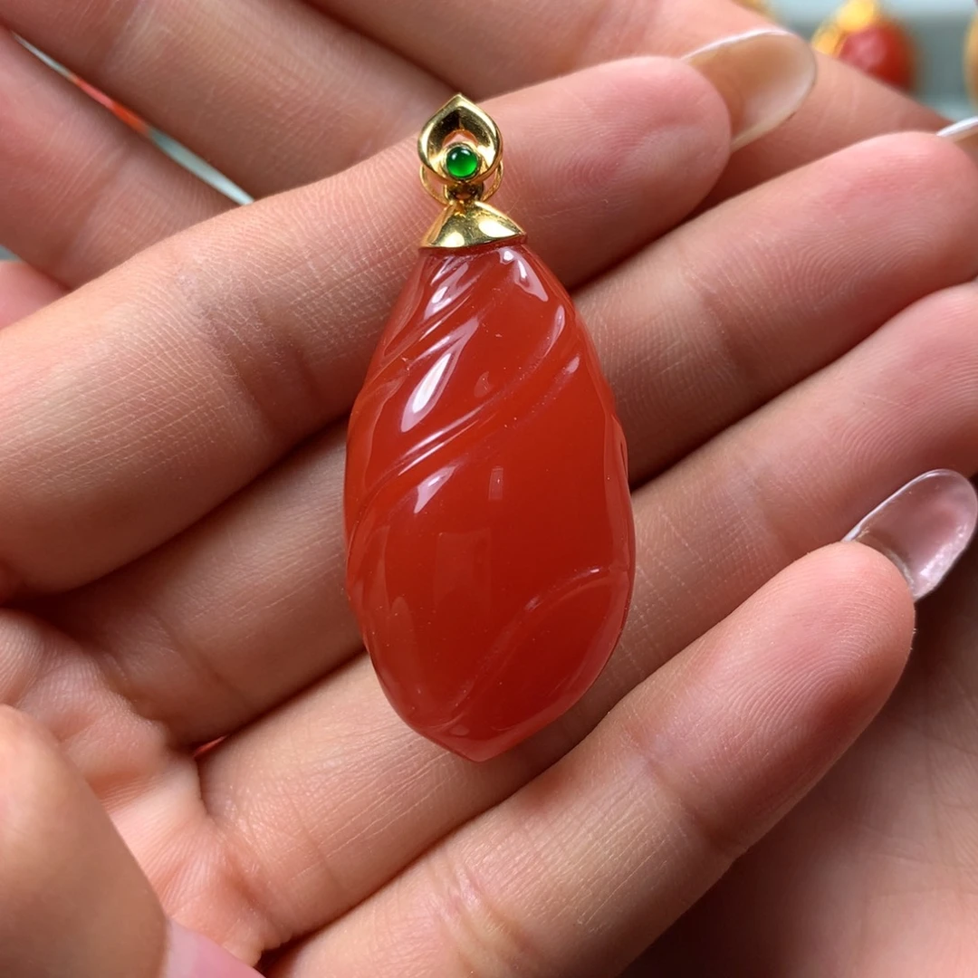 18K金镶嵌吊坠南红玛瑙