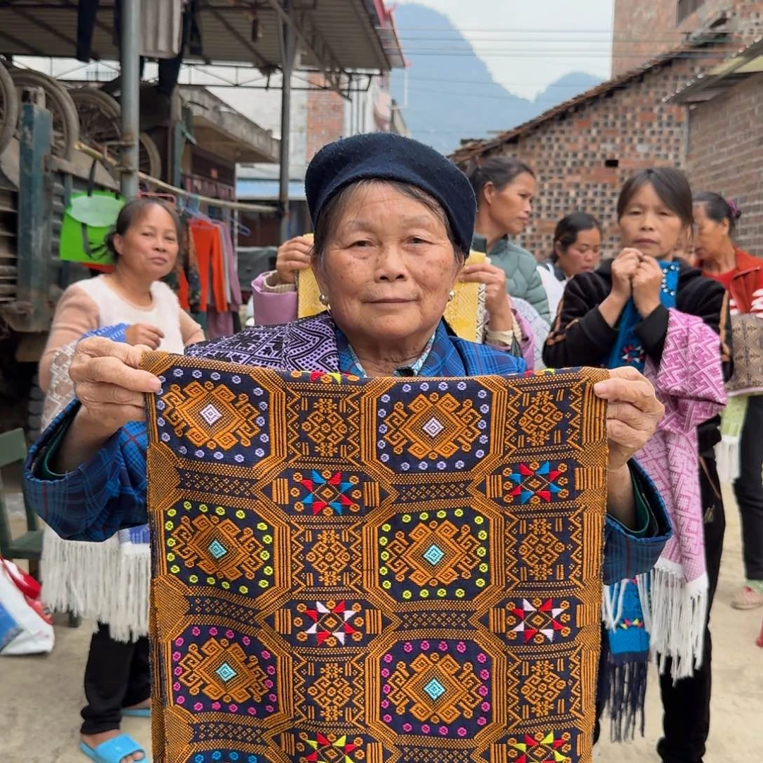壮锦围巾村民手工