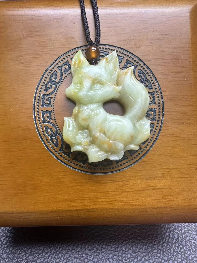 灵狐吊坠以岫玉独有的黄绿基调晕染出天然意境