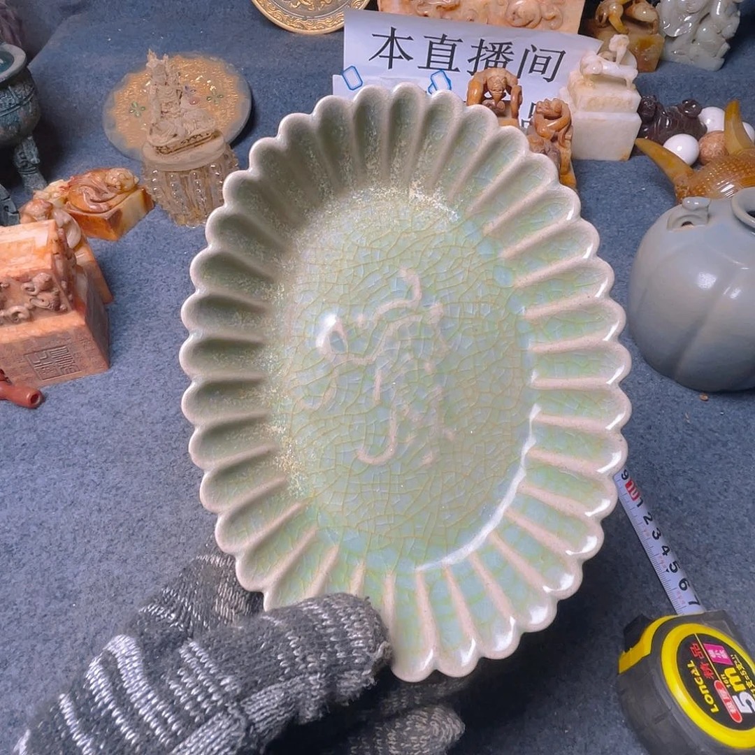 碟坎坎坷坷地走过这座