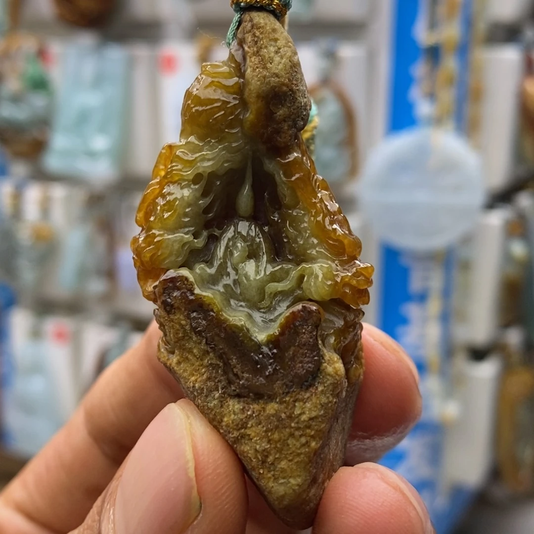 翡翠未镶嵌颈饰大***张龙