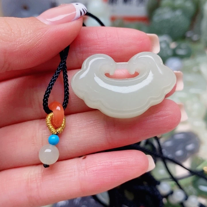 抖***。和田玉未镶嵌颈饰