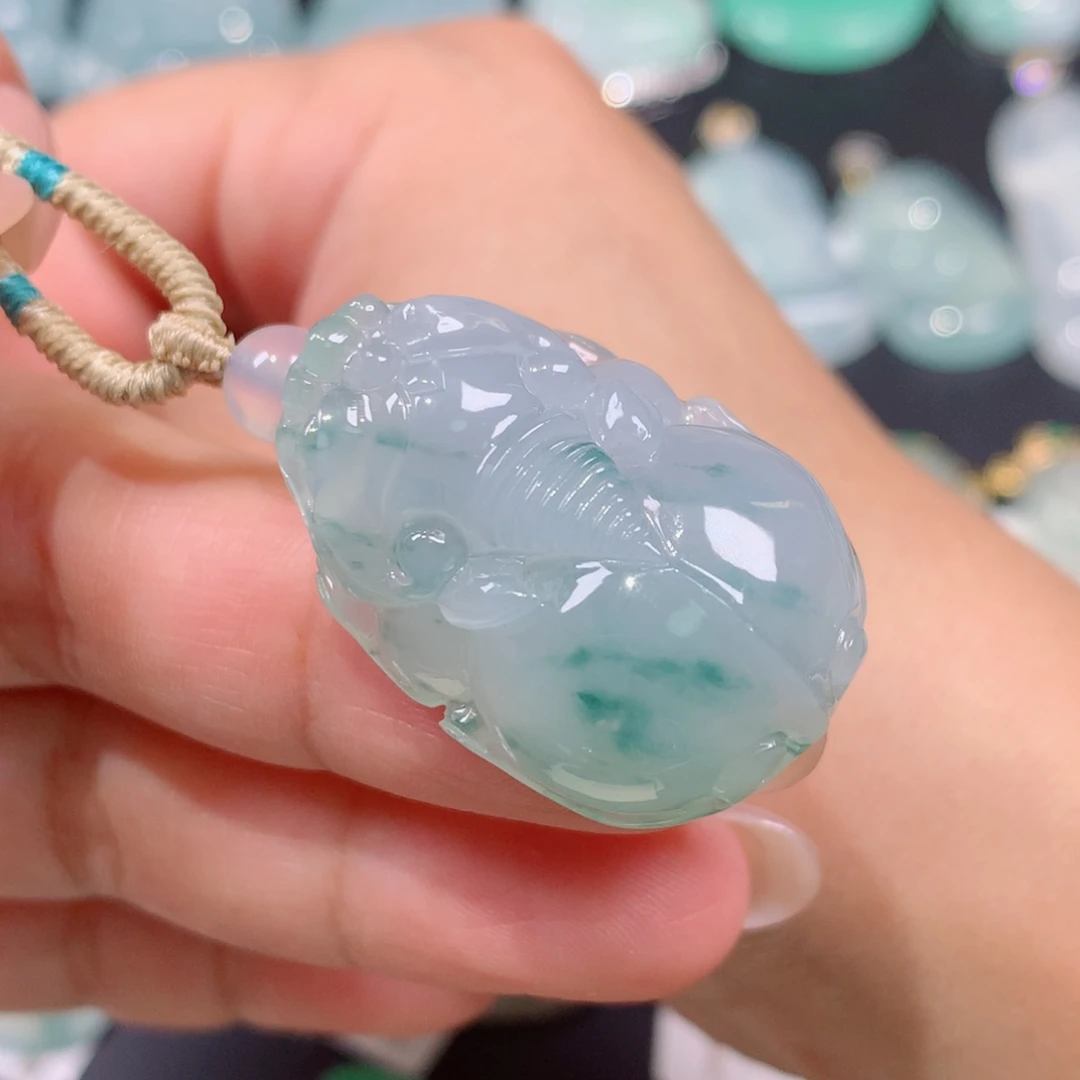 翡翠未镶嵌颈饰大貔貅