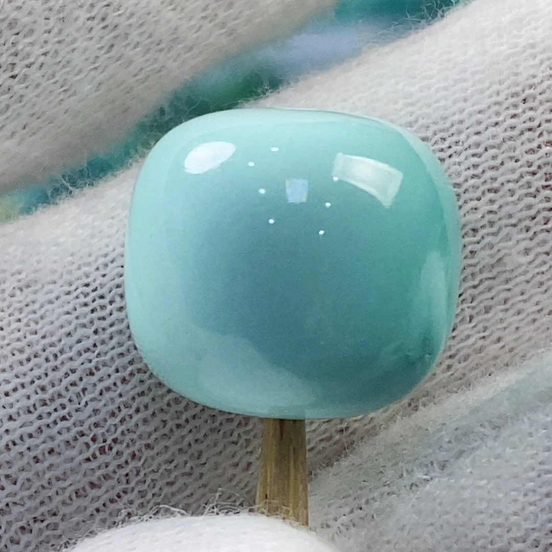 绿松石珠宝奇石未镶嵌在*上