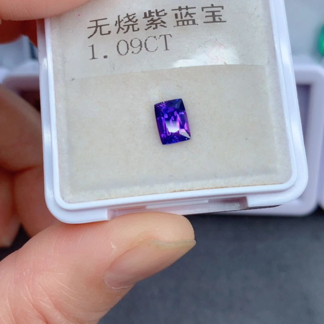 1.09克拉裸石彩色蓝宝石未镶嵌