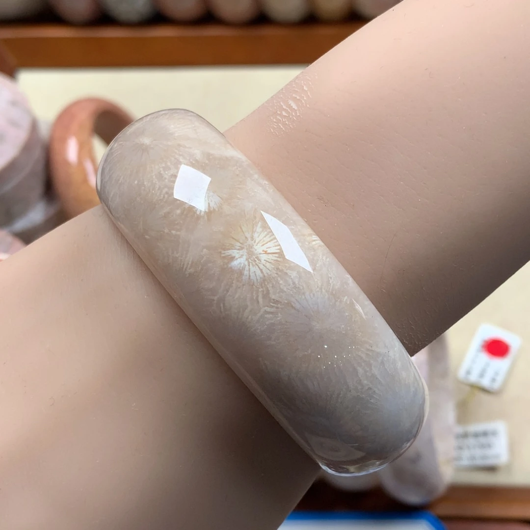 未镶嵌白大花57.4圈口漏1000/个。11硅化珊瑚（珊瑚玉