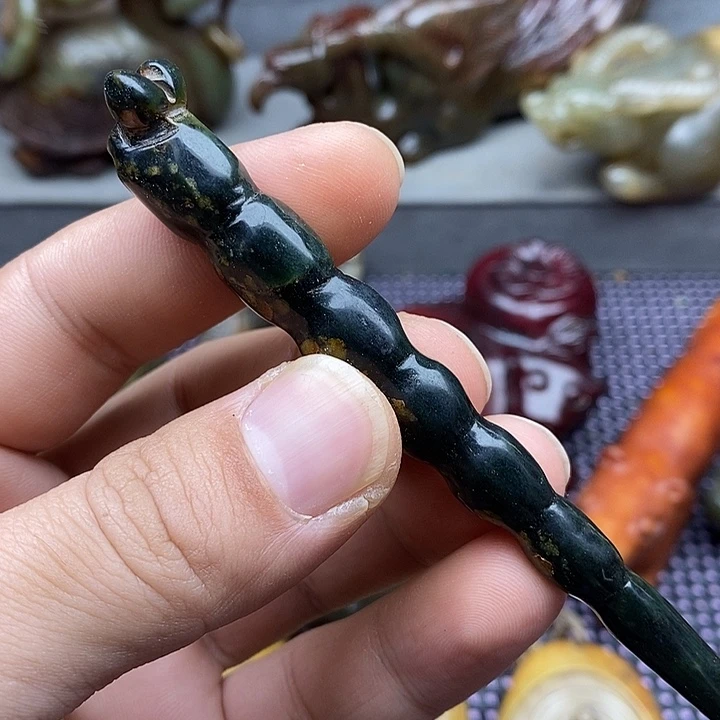 未镶嵌蛇纹石玉颈饰