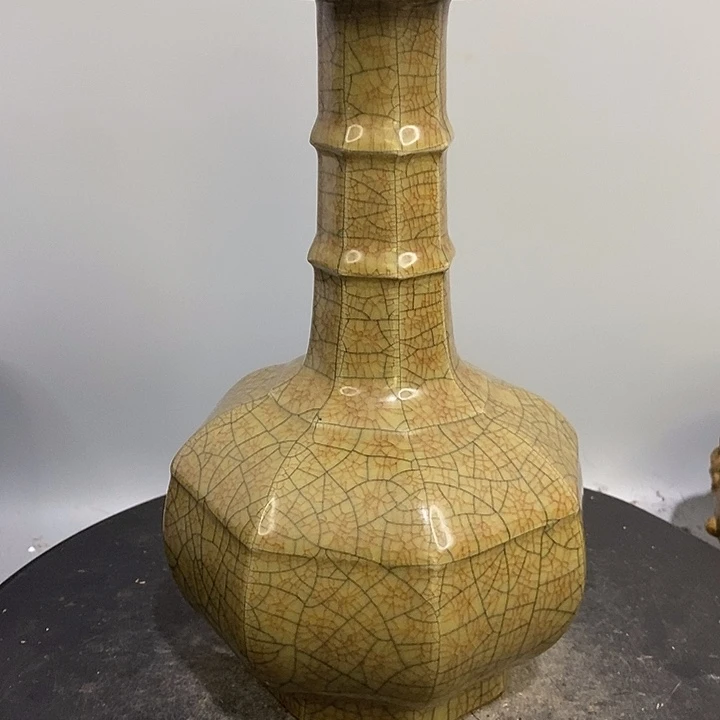 哥窑玄纹瓶造型精美