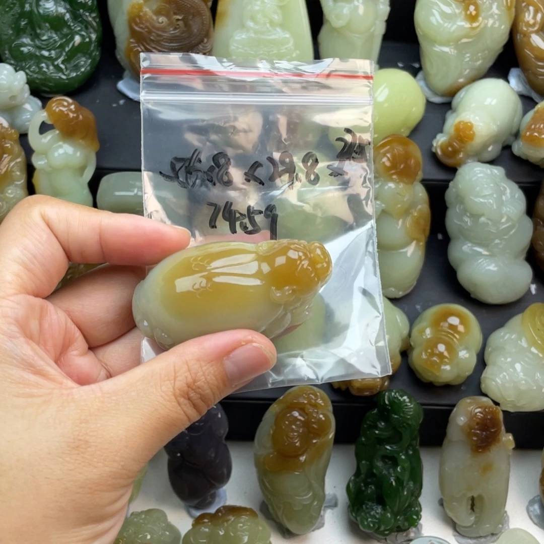 香***树和田玉未镶嵌颈饰