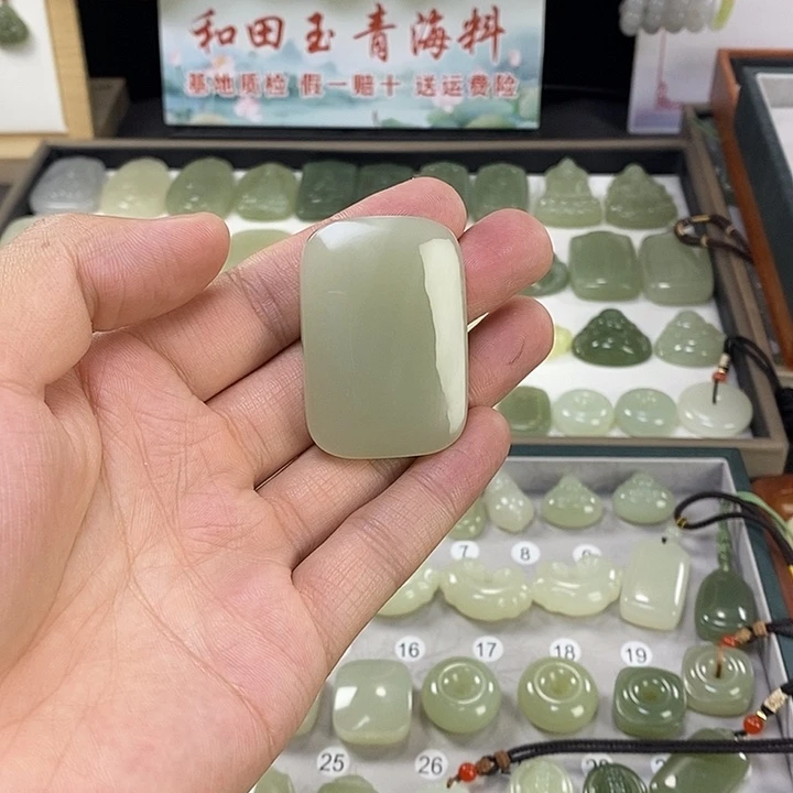 薄***天颈饰未镶嵌和田玉