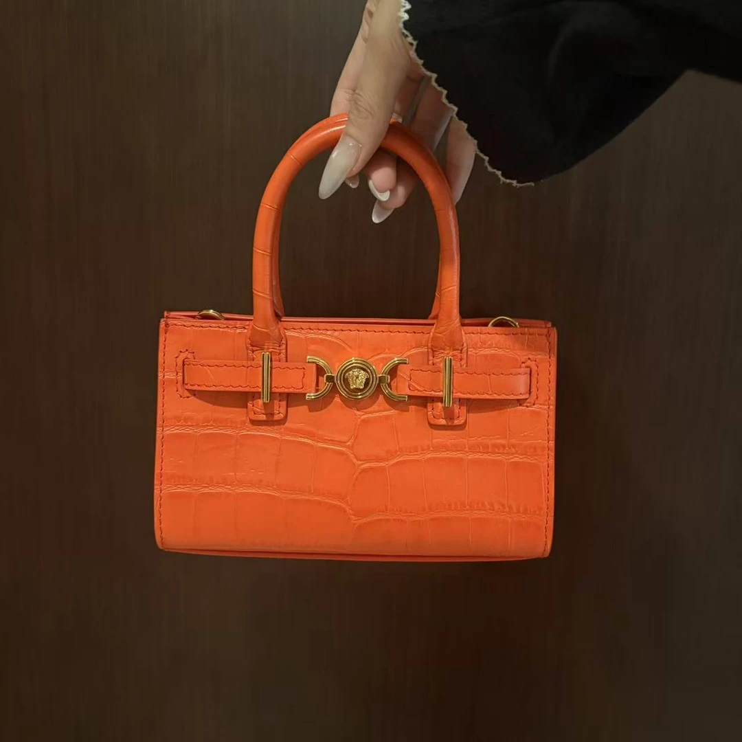 未使用 VERSACE/范思哲 辣辣/超美珊瑚红鳄压斜挎包