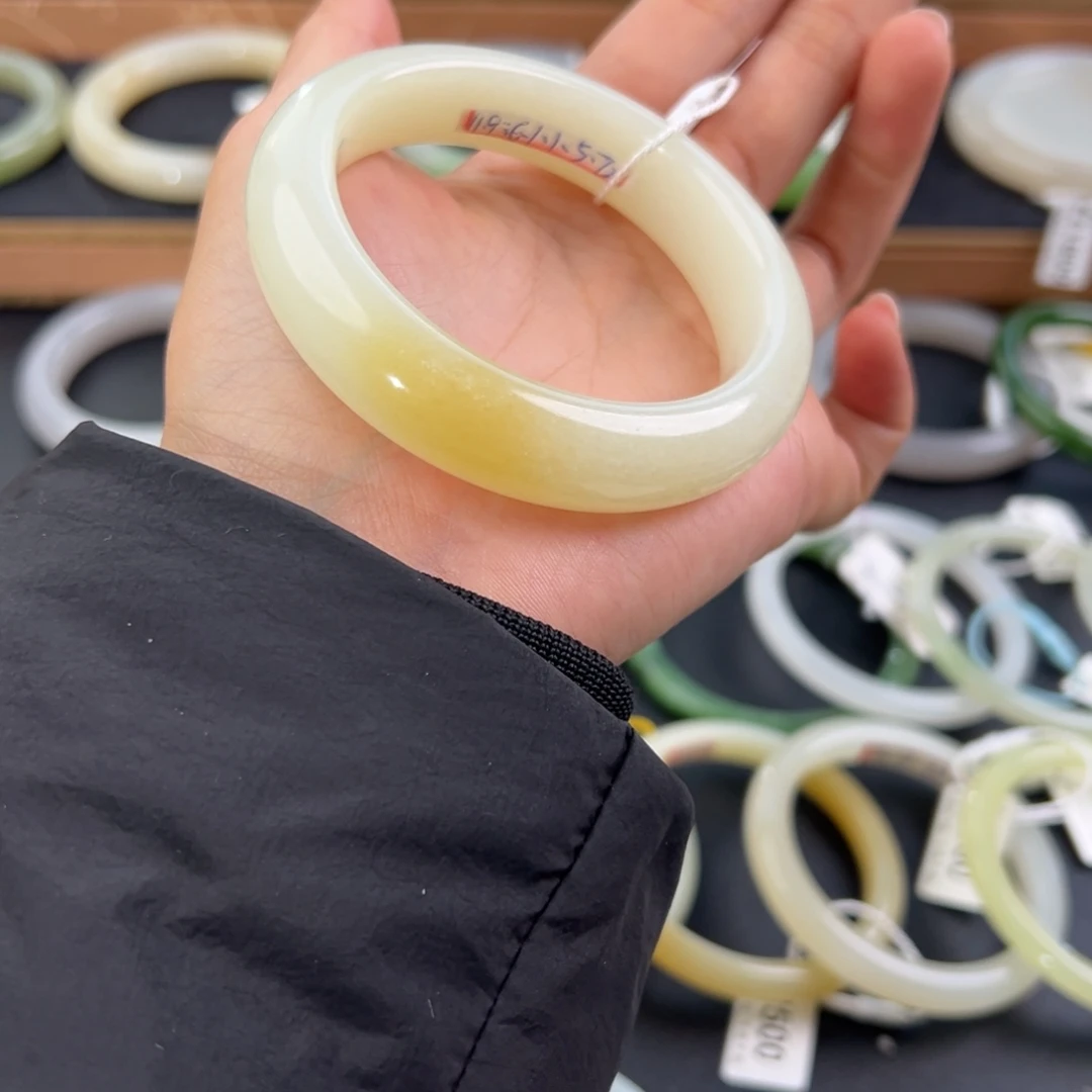 和田玉未镶嵌手镯