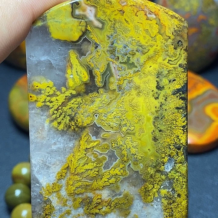 财***进玛瑙/玉髓未镶嵌战国红