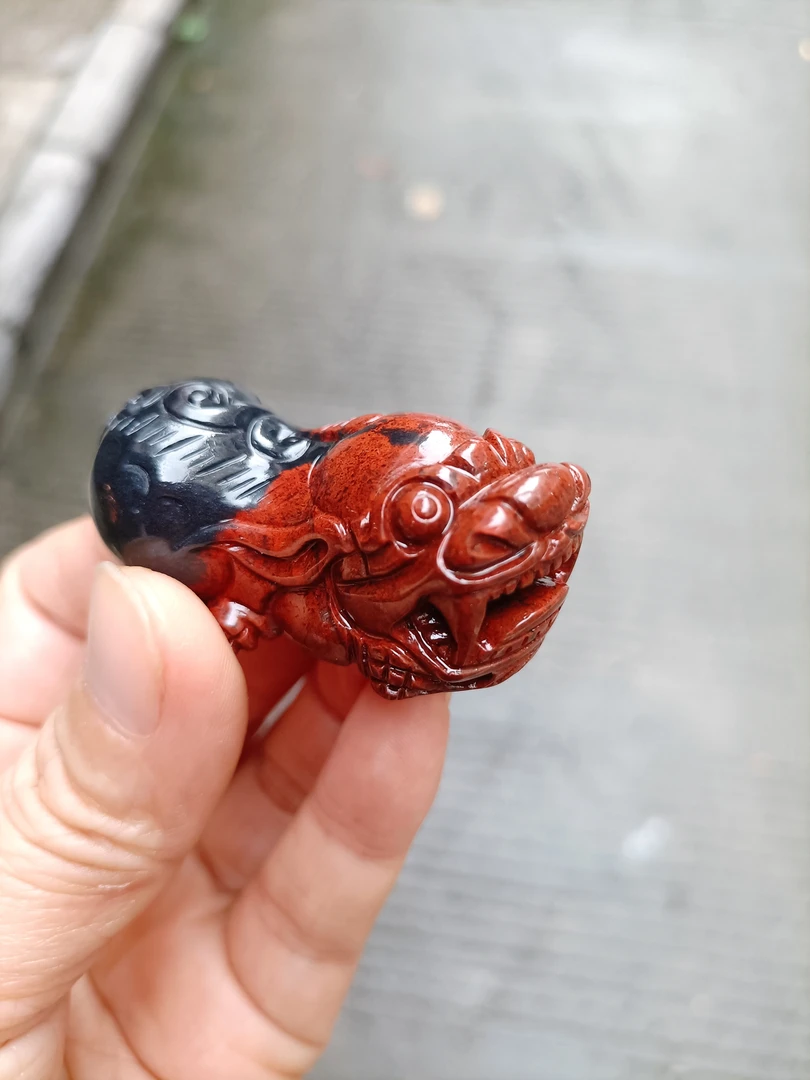 桂林鸡血玉招财貔貅挂件，经典乾坤黑底红，大师作品完美无瑕