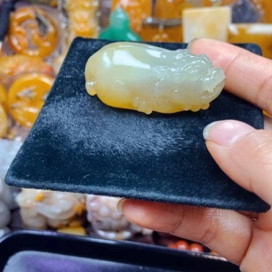 石英质玉(黄龙玉)未镶嵌颈饰