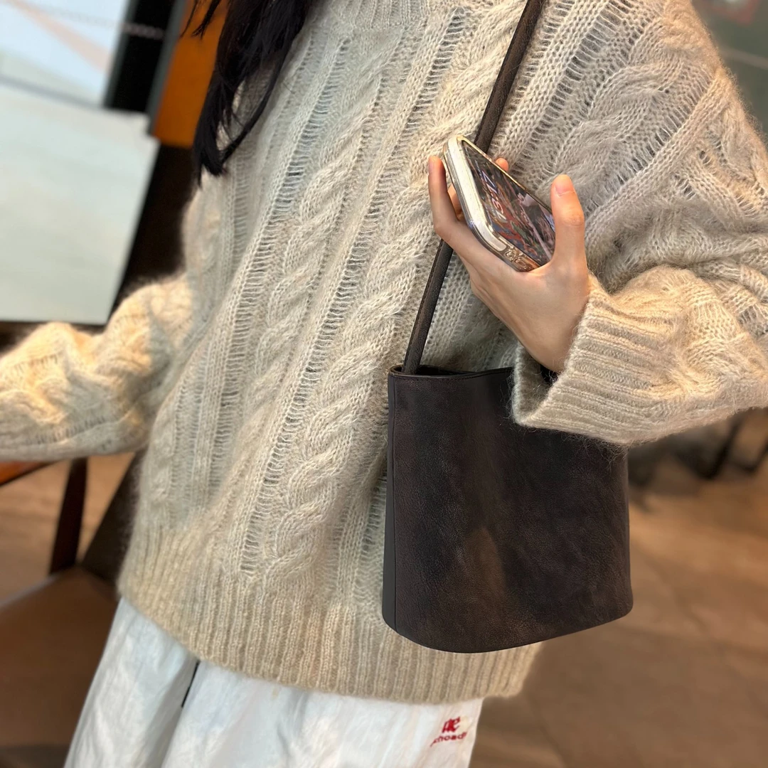 初柔Choul擦色牛皮水桶包女2025新款百搭单肩斜挎包通勤简约小包