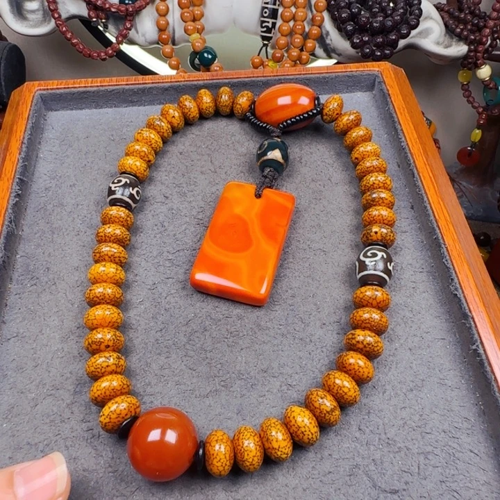 星月菩提吊坠手持