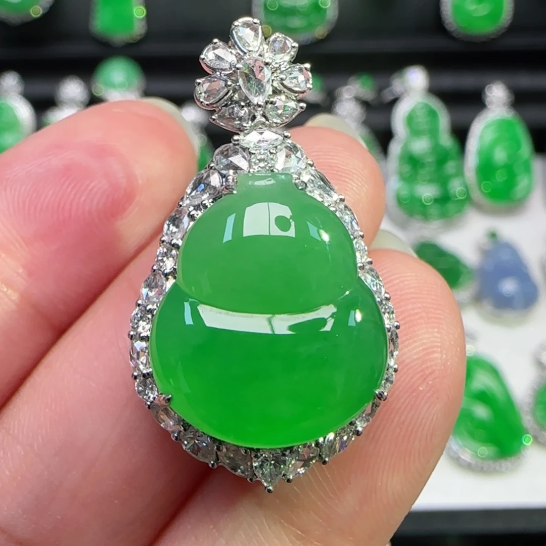 翡翠18K金镶嵌颈饰吊坠