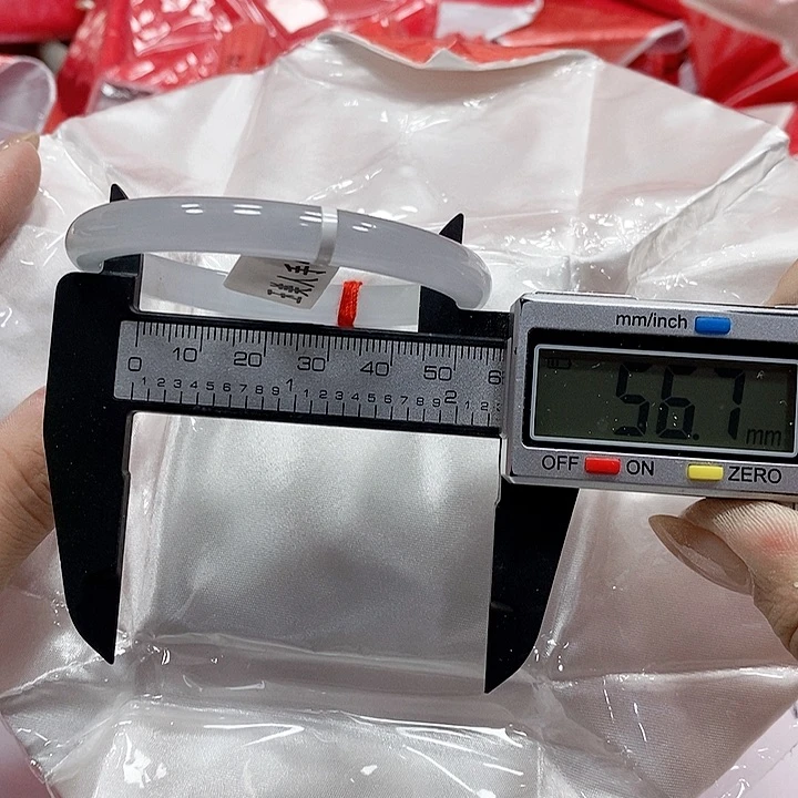 翡翠手镯未镶嵌27。