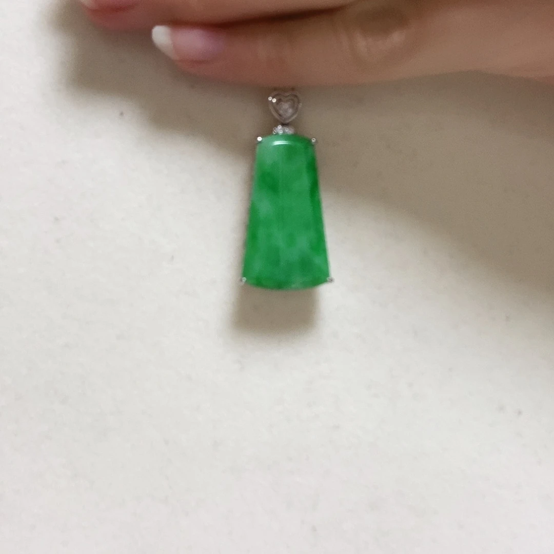 翡翠颈饰18K金镶嵌简单