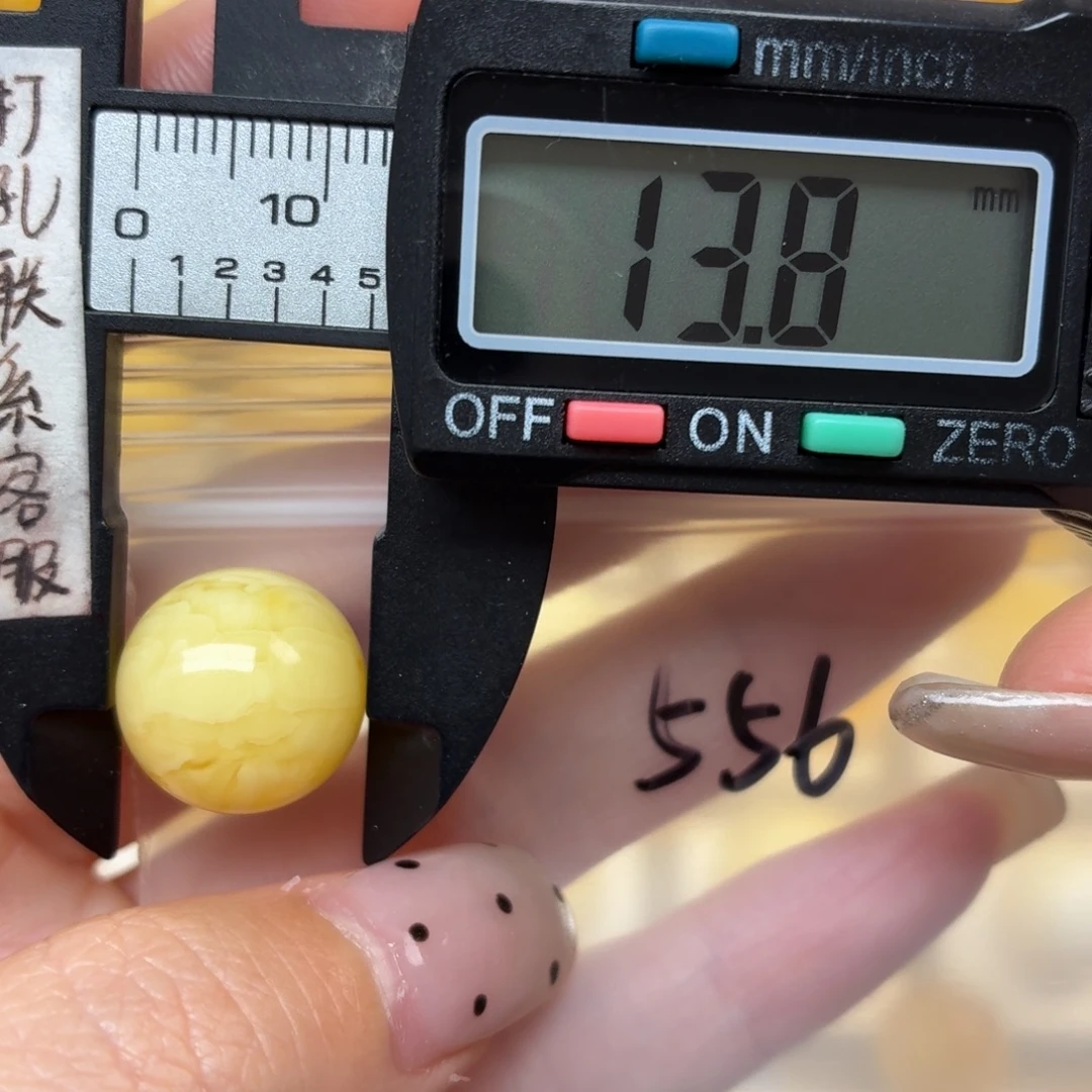 田***生蜜蜡未镶嵌裸石蜜蜡