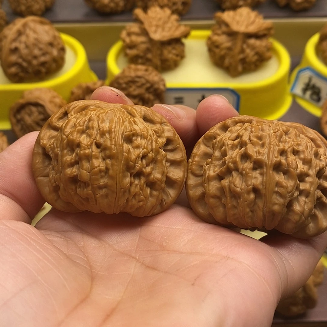 文玩核桃吊坠白狮子 47