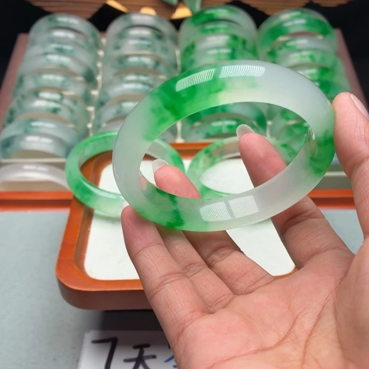 素***年石英质玉未镶嵌手镯