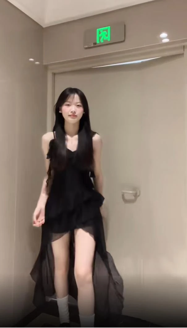 纯欲风辣妹法式气质拖尾吊带连衣裙女夏设计感小众海边度假风长裙