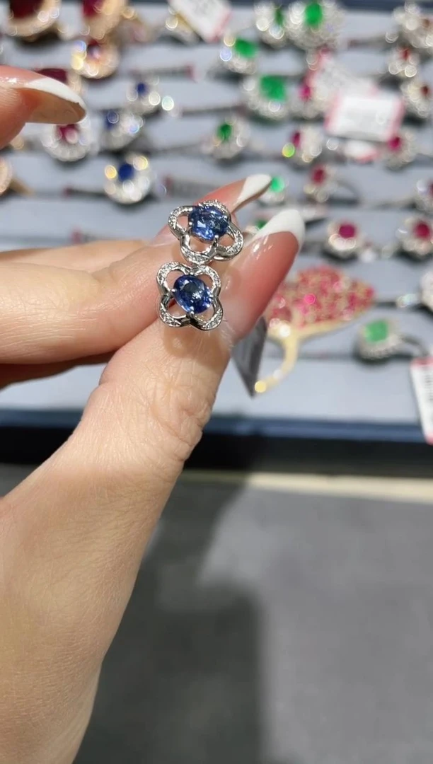 18K金镶嵌天然蓝宝石耳饰四叶草款