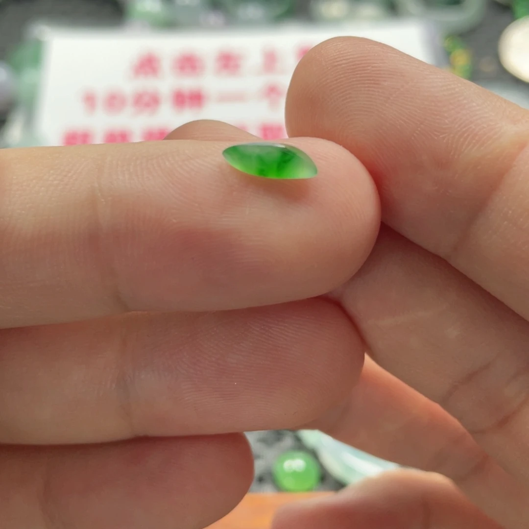 翡翠未镶嵌颈饰小**读翡翠