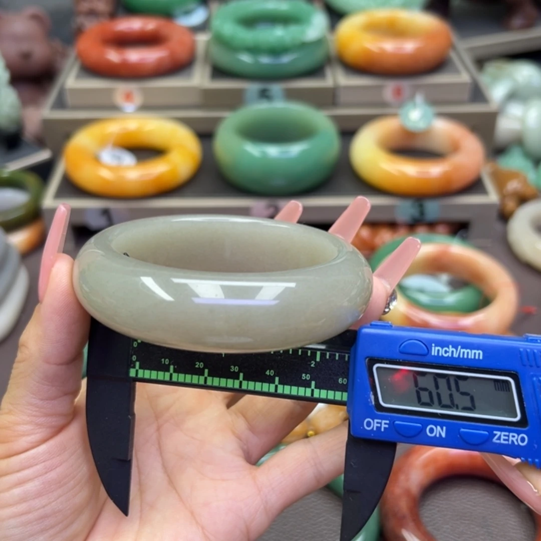 未镶嵌手镯石英岩玉