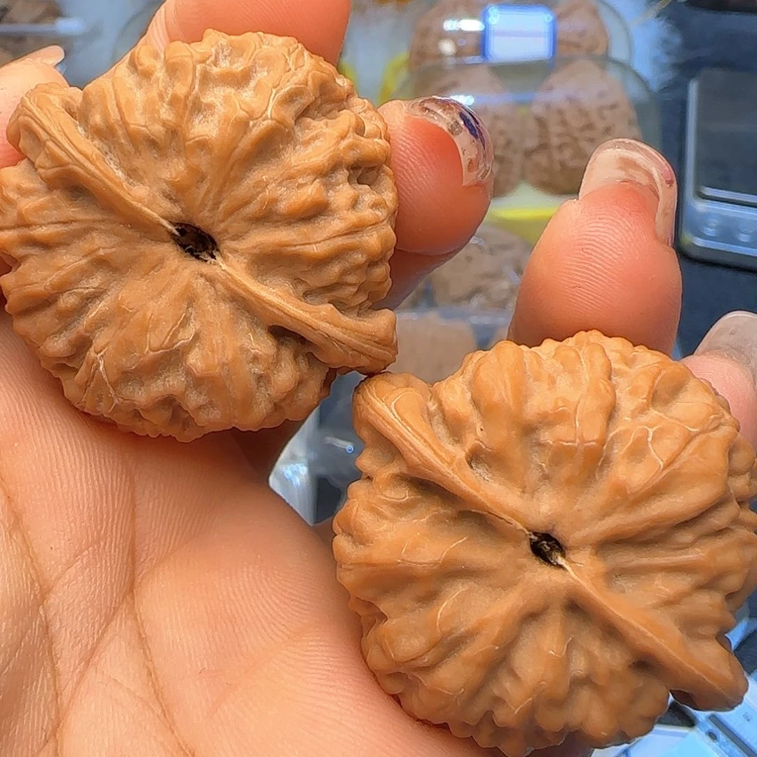 文玩核桃吊坠39血如意