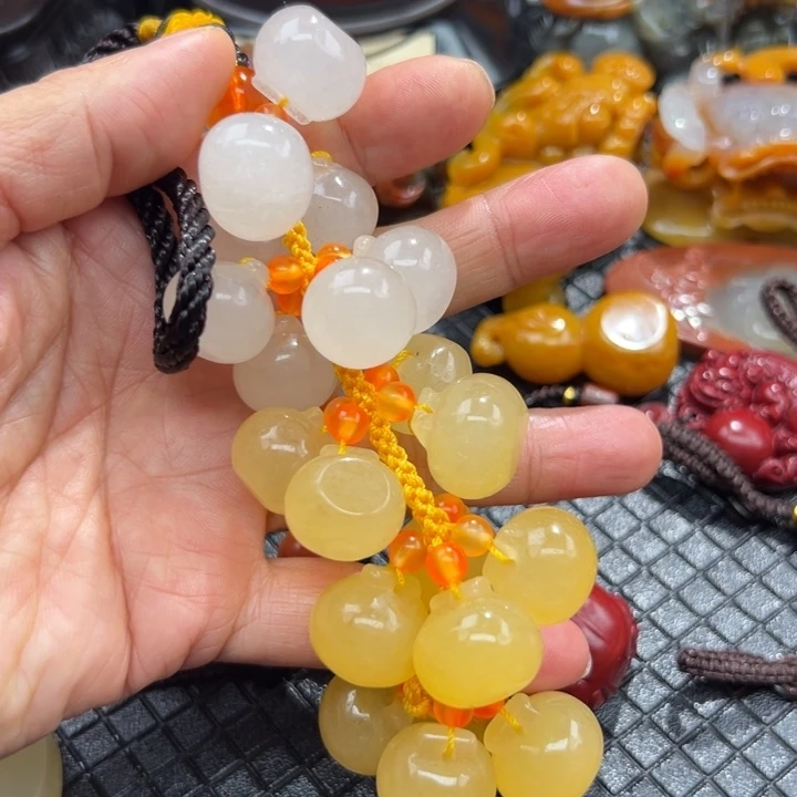 石英质玉（黄龙玉）颈饰未镶嵌