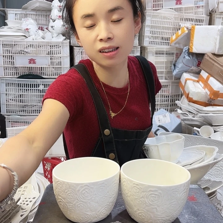 盘微瑕…….玫瑰水杯两个