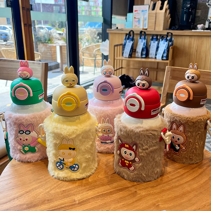 啦布兔双饮儿童杯316毛绒杯套带公仔斜跨便携保温保冷水杯